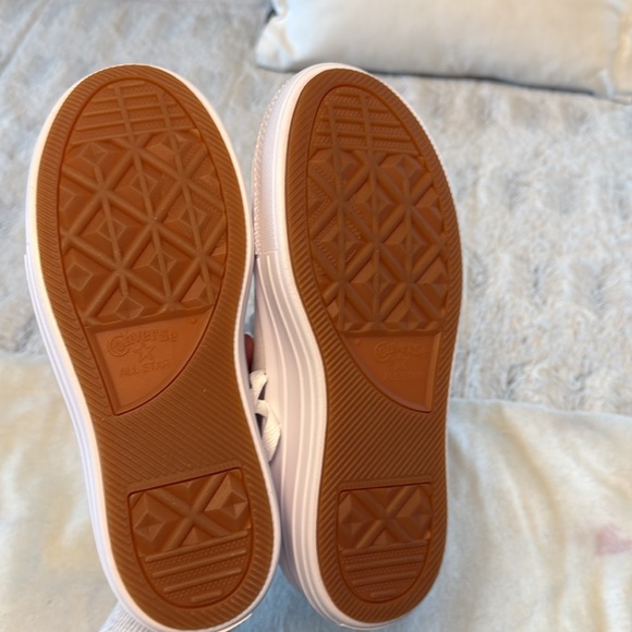 Converse- Low Top Platform white, Women's Sneakers, Size: 8 NEVER WORN - Picture 5 of 5